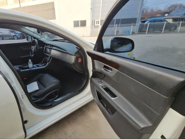 Jaguar XF - фото 4