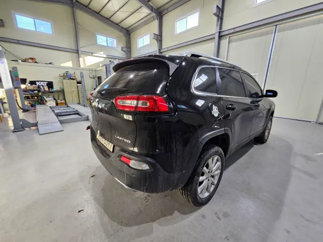 Jeep Cherokee - фото 3