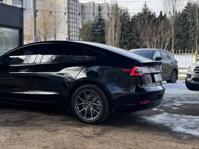 Tesla Model 3 - фото 4
