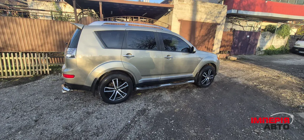 Mitsubishi Outlander - фото 1