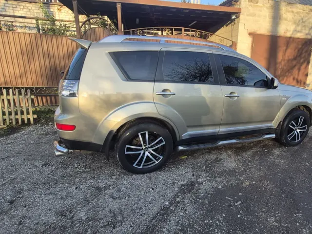 Mitsubishi Outlander - фото 1