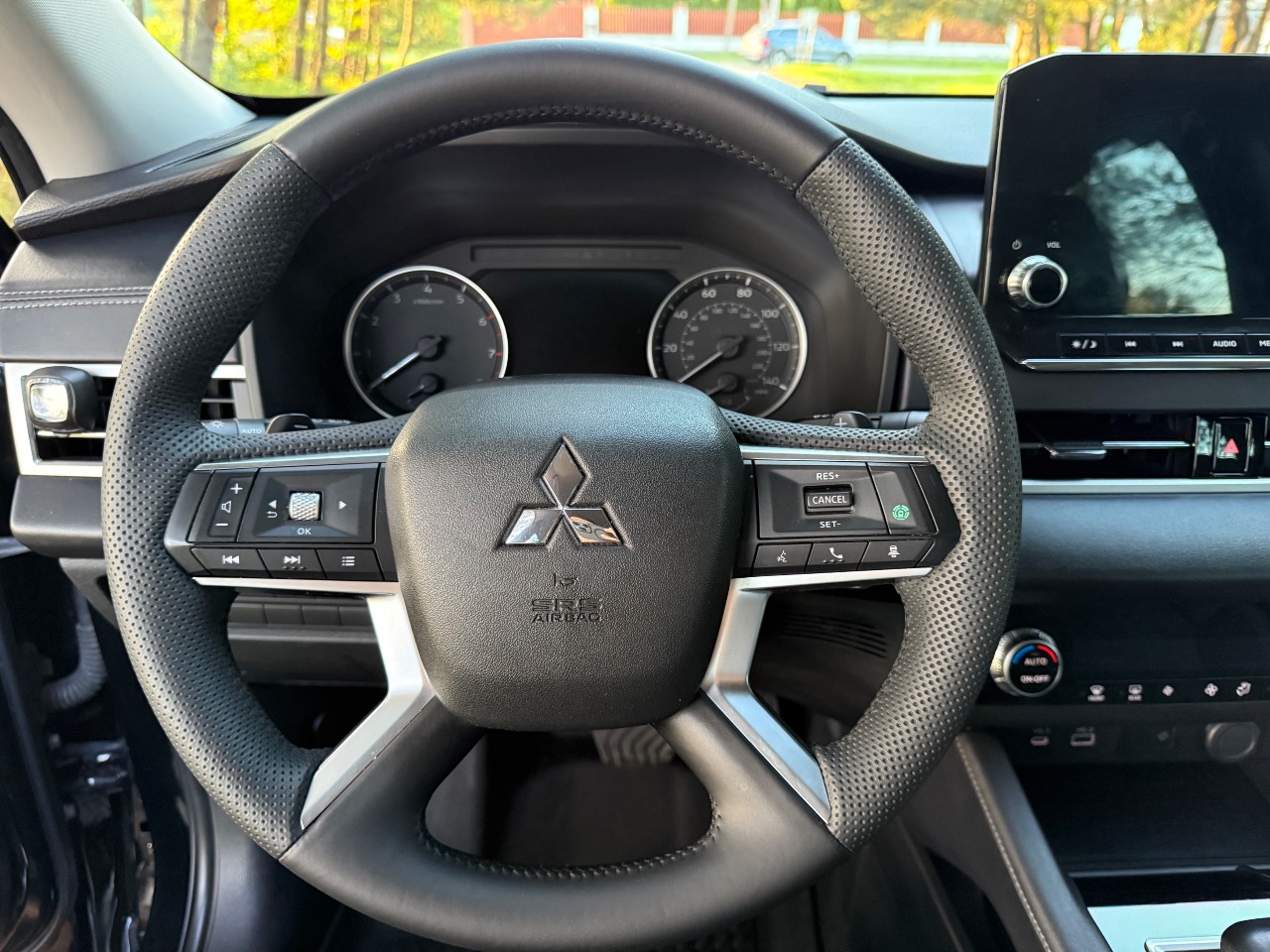 Mitsubishi Outlander - фото 2
