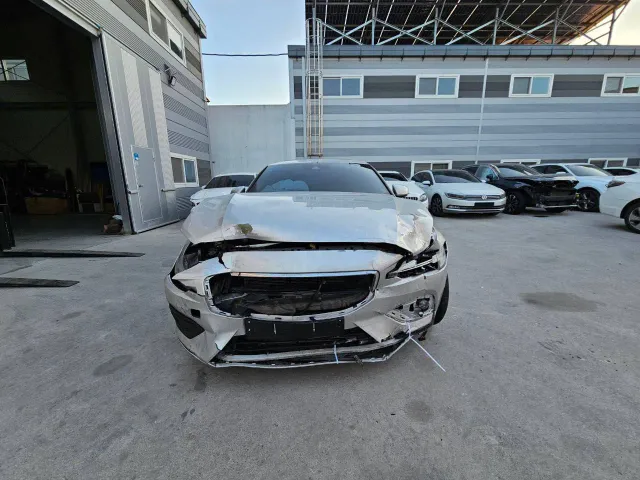 Volvo S60 - фото 1