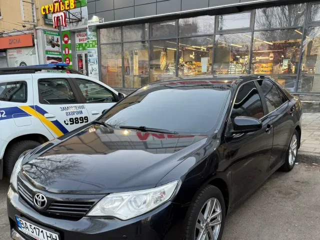 Toyota Camry - фото 1