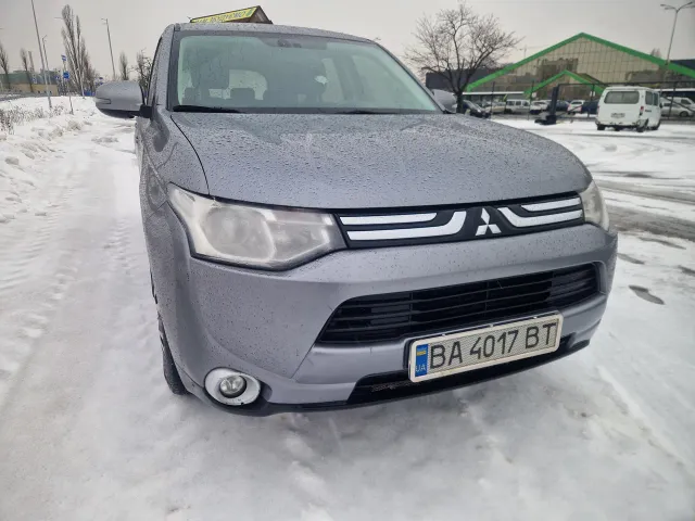 Mitsubishi Outlander - фото 1