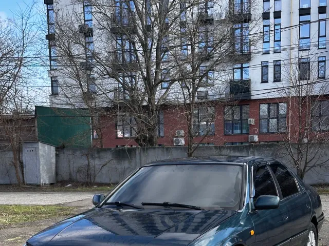 Toyota Camry - фото 1