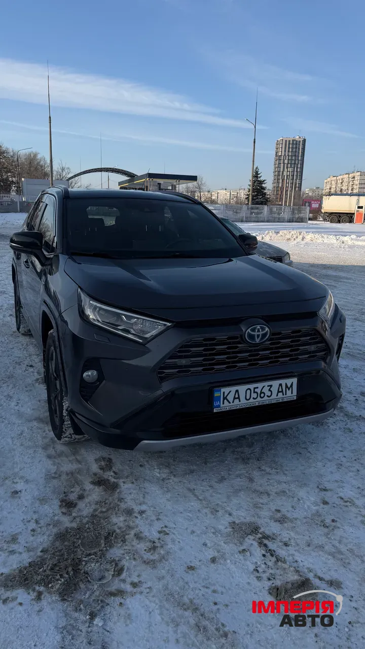 Toyota RAV4 - фото 1