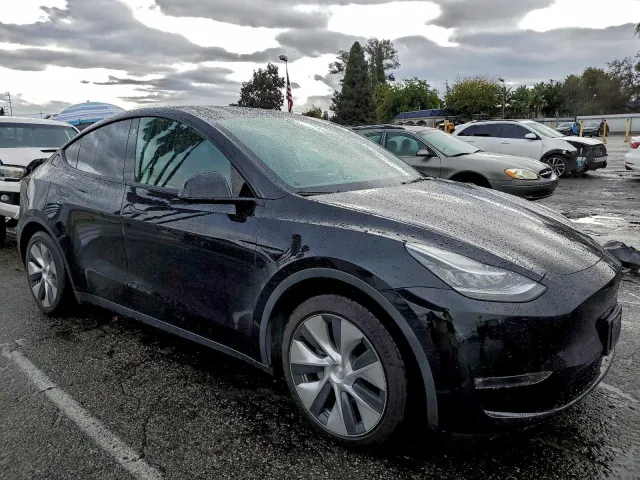 Tesla Model Y - фото 1