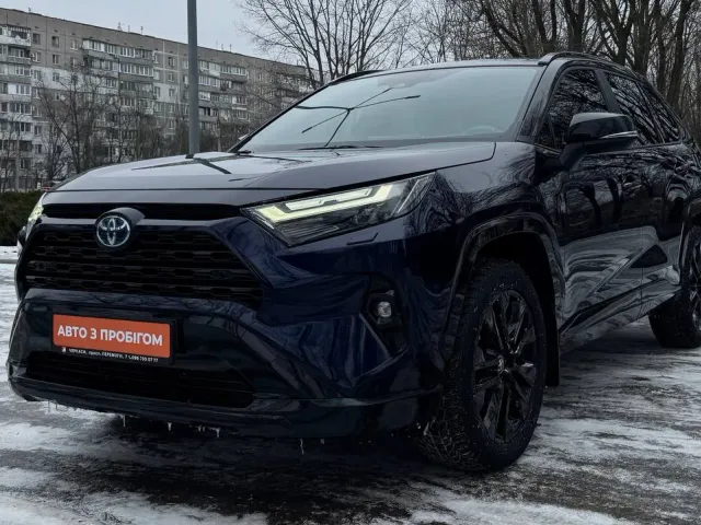 Toyota RAV4 - фото 1