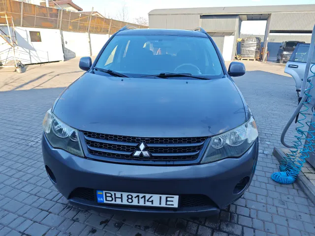 Mitsubishi Outlander - фото 1