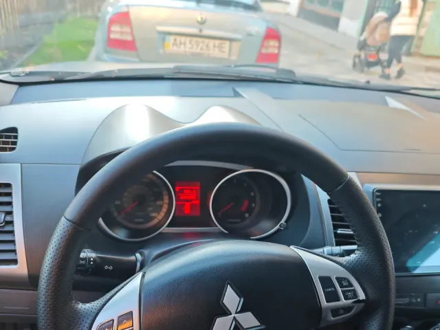 Mitsubishi Outlander - фото 2