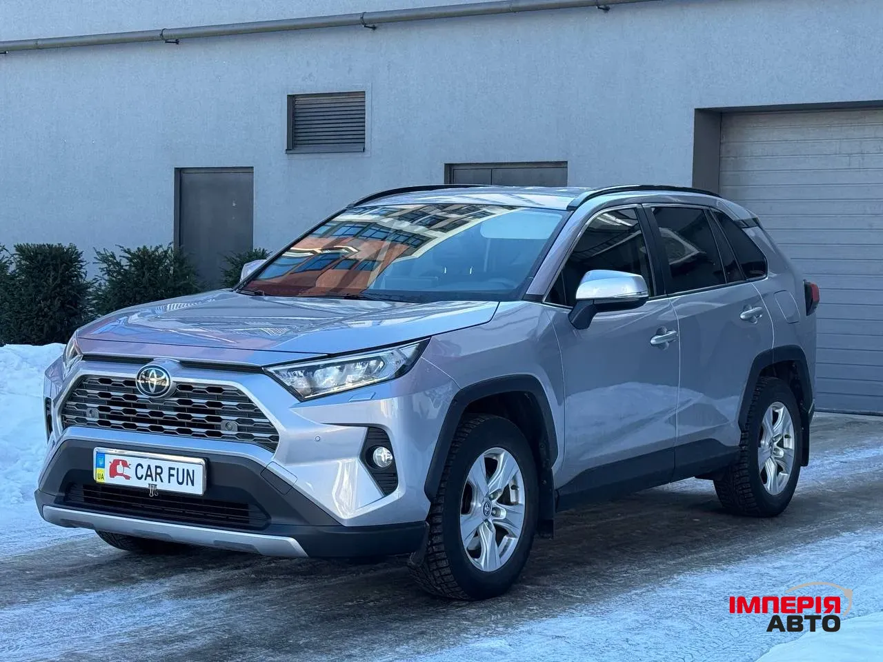 Toyota RAV4 - фото 1