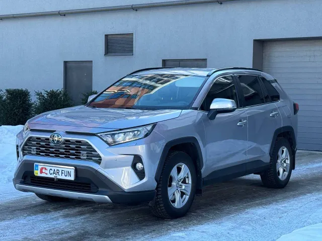 Toyota RAV4 - фото 1