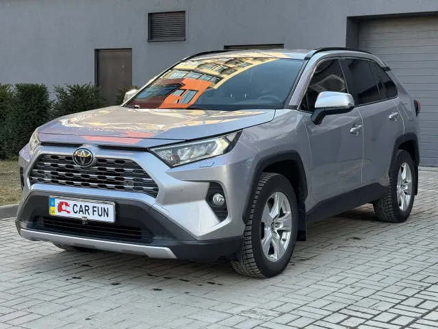 Toyota RAV4 - фото 1