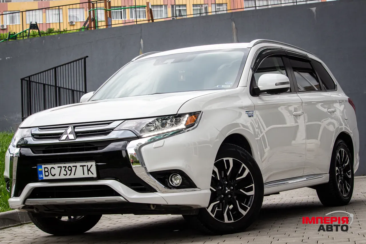 Mitsubishi Outlander - фото 1