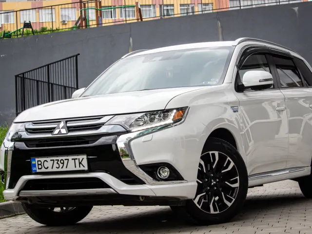 Mitsubishi Outlander - фото 1