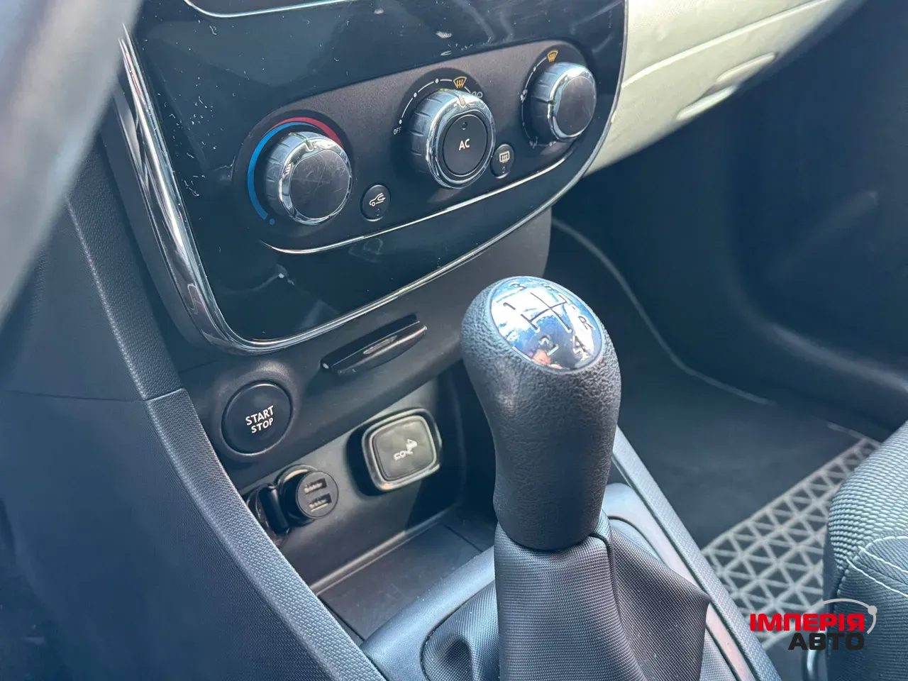 Renault Clio - фото 12