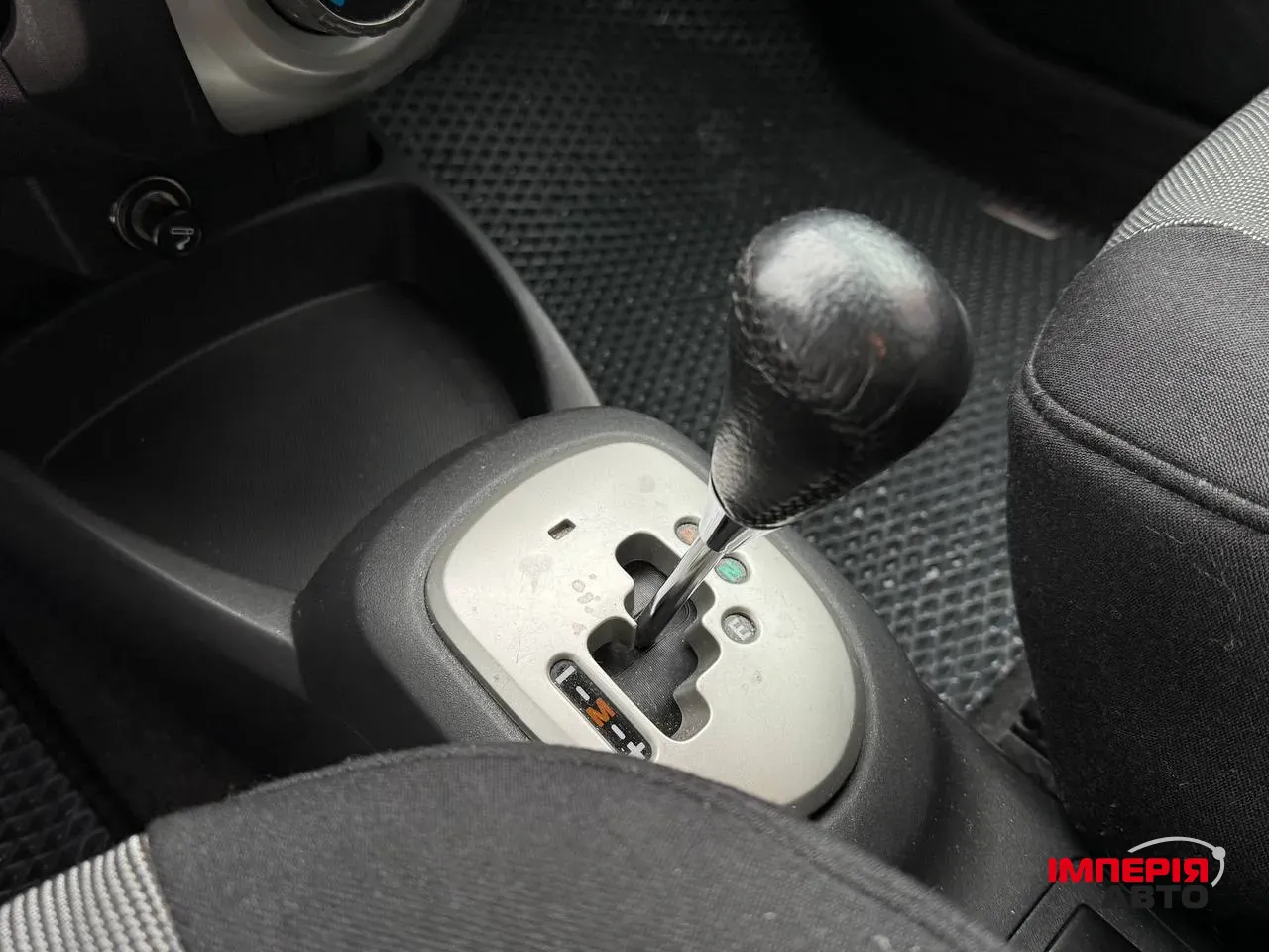 Toyota Yaris - фото 2