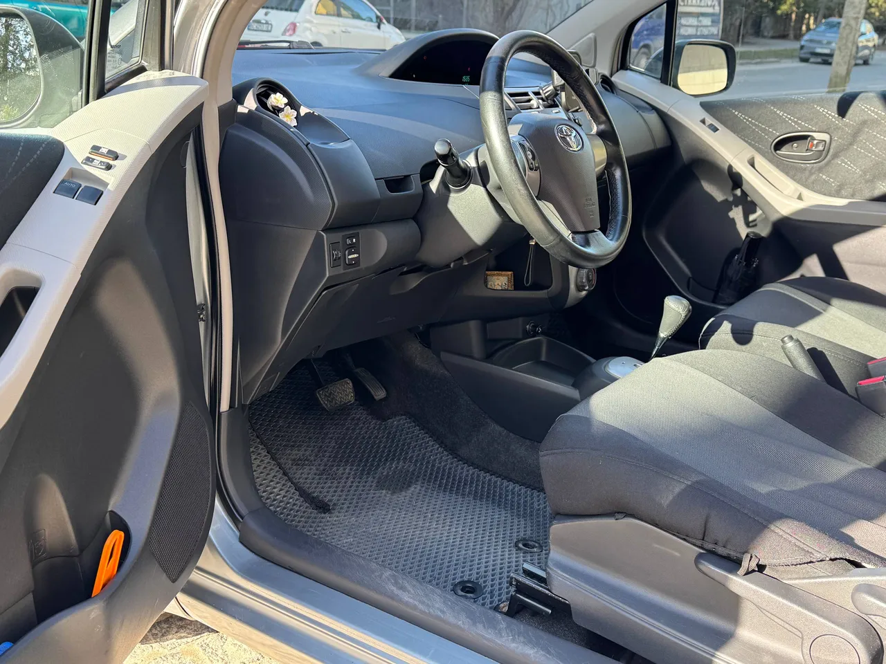 Toyota Yaris - фото 8