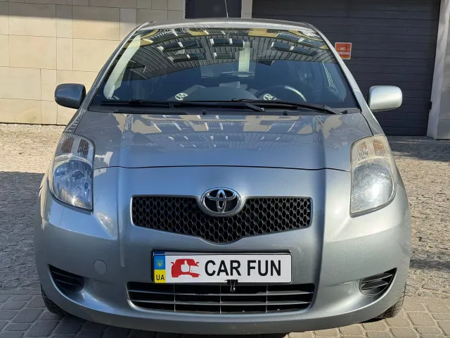 Toyota Yaris - фото 2
