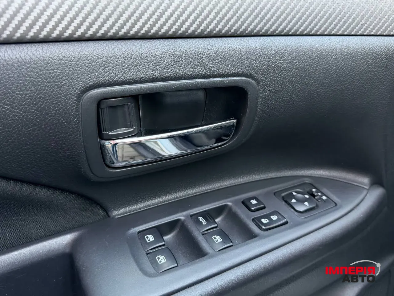 Mitsubishi Outlander - фото 12