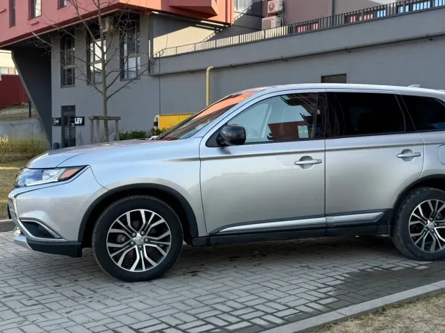 Mitsubishi Outlander - фото 4