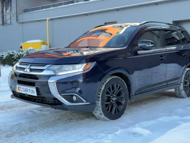 Mitsubishi Outlander - фото 1