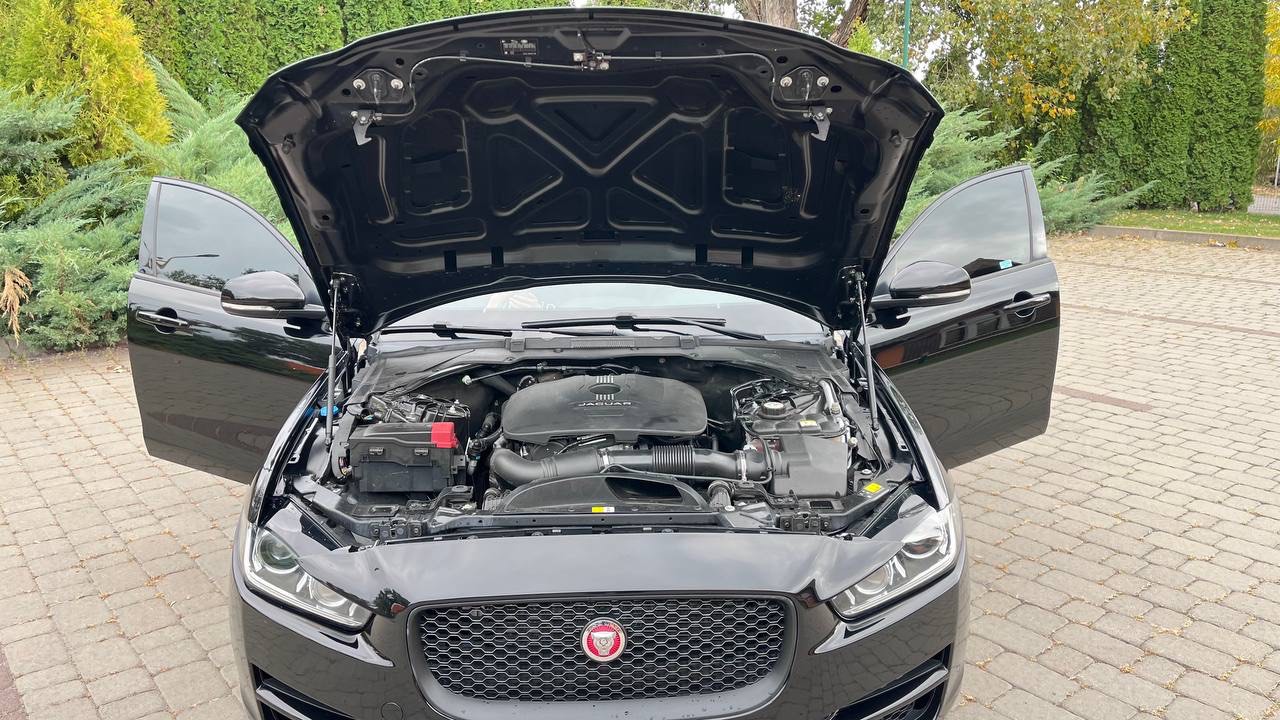 Jaguar XE - фото 11