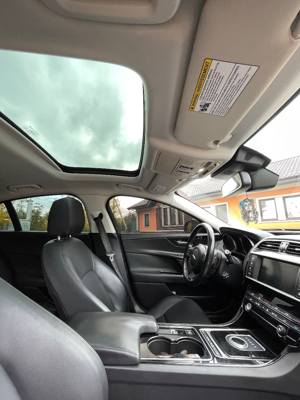 Jaguar XE - фото 13