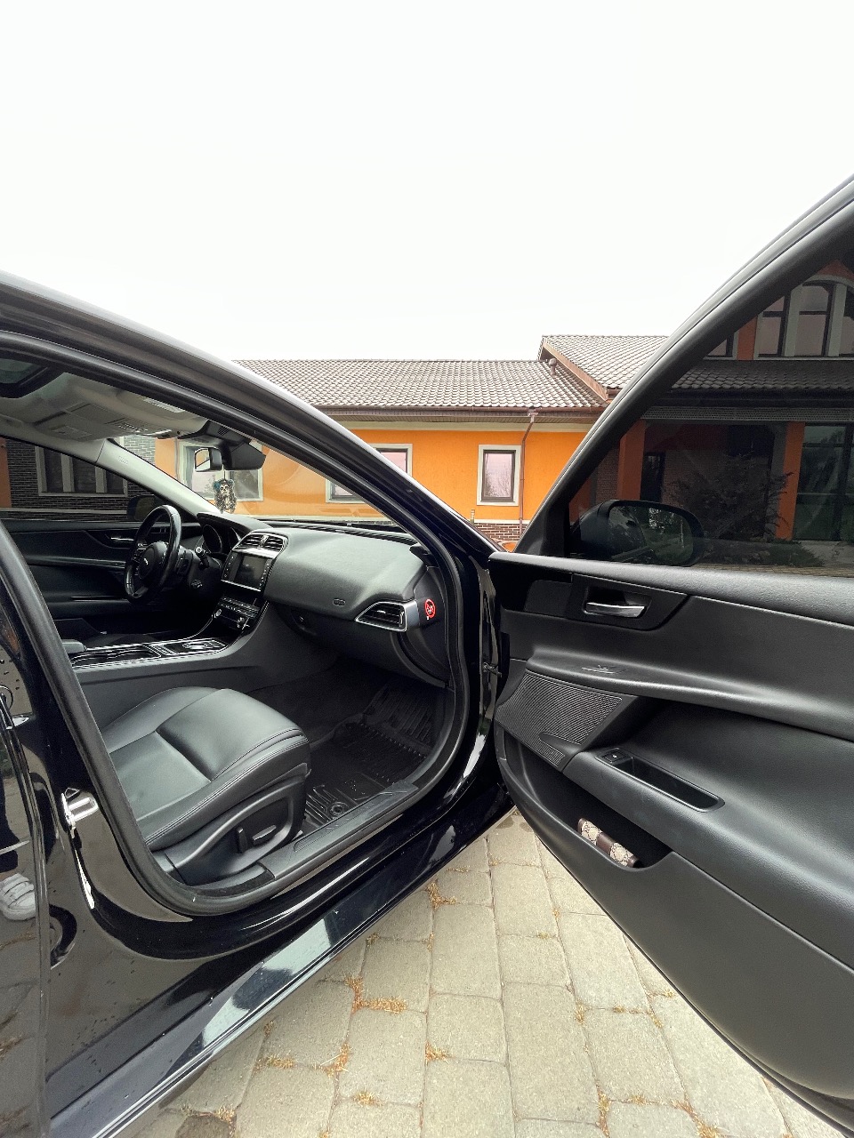 Jaguar XE - фото 2