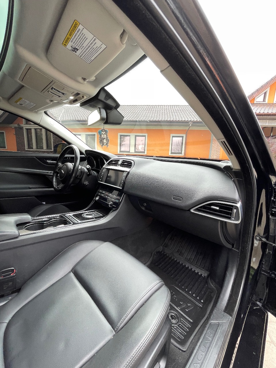 Jaguar XE - фото 10