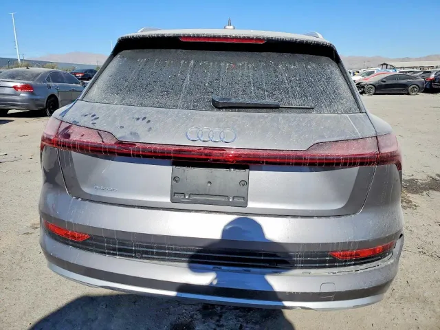 Audi e-tron - фото 5