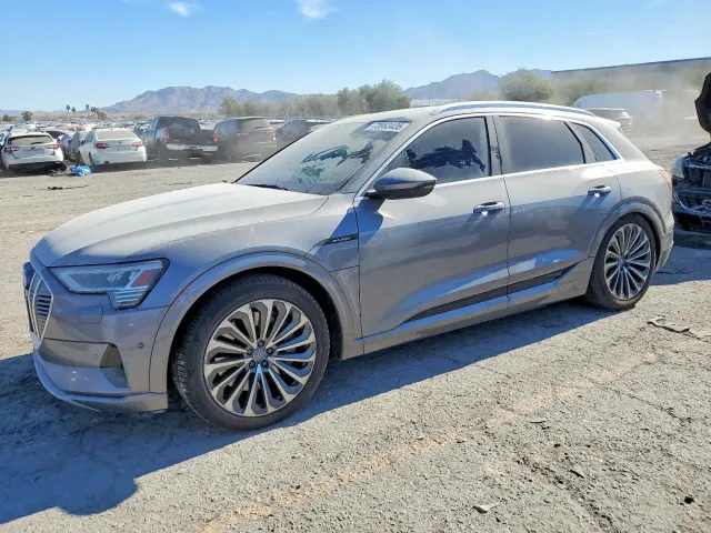 Audi e-tron - фото 1