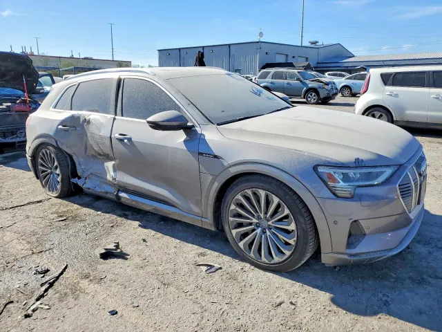 Audi e-tron - фото 3