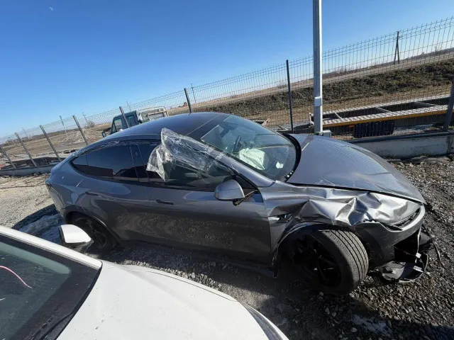 Tesla Model Y - фото 3