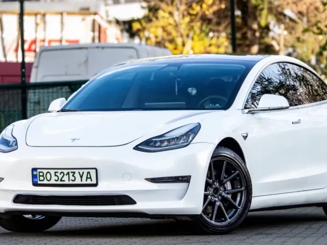 Tesla Model 3 - фото 1