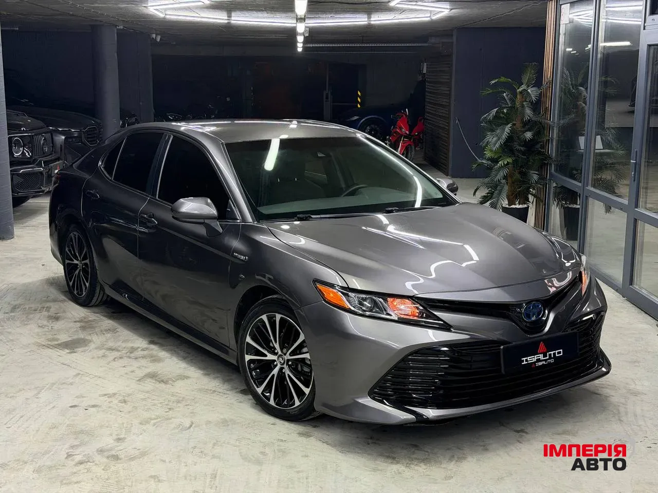 Toyota Camry - фото 1