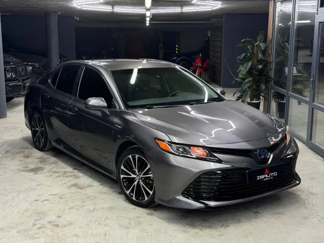 Toyota Camry - фото 1