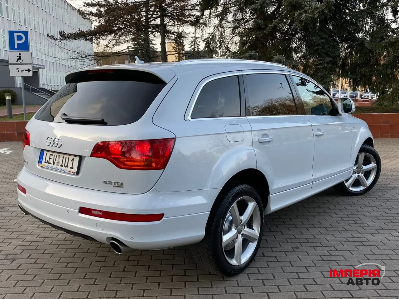 Audi Q7 - фото 24