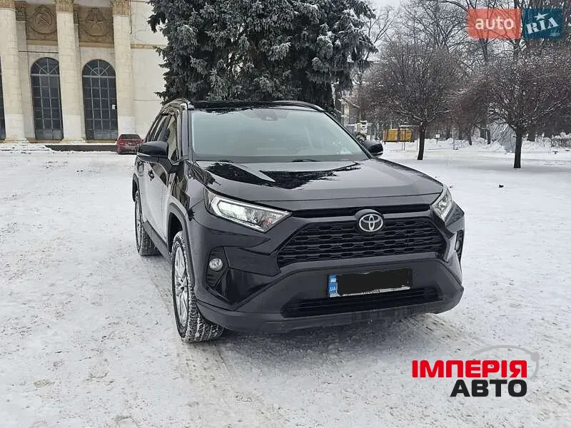 Toyota RAV4 - фото 1