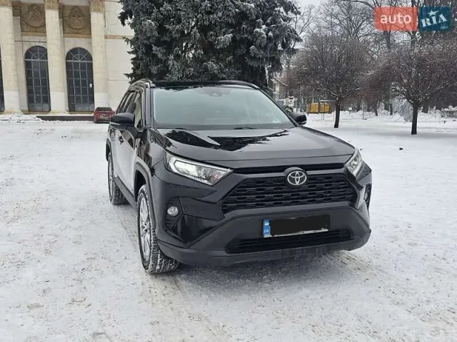 Toyota RAV4 - фото 1