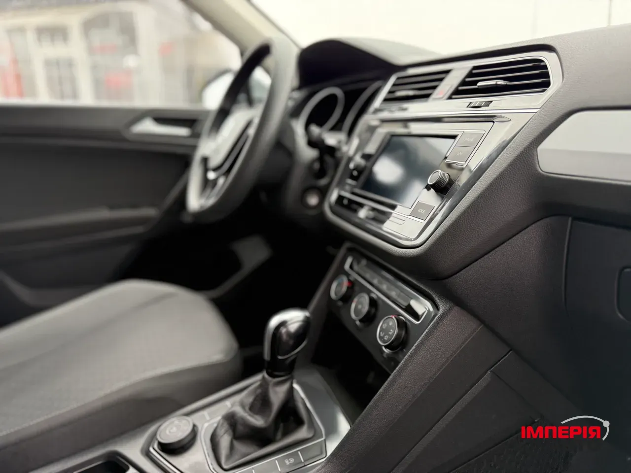 Volkswagen Tiguan - фото 8