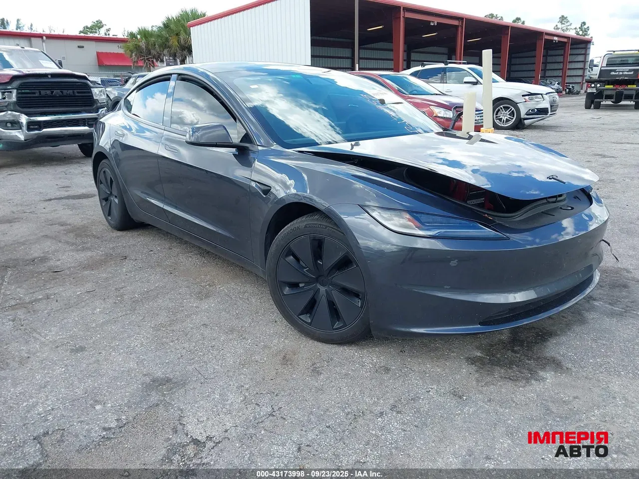 Tesla Model 3 - фото 1