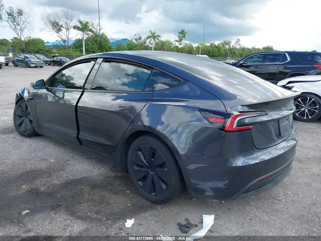 Tesla Model 3 - фото 4