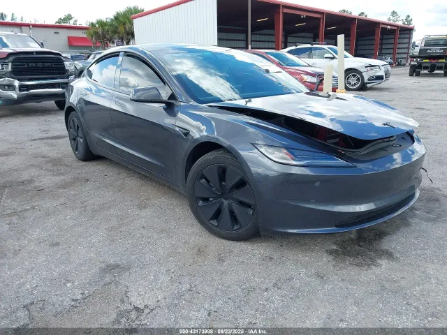 Tesla Model 3 - фото 1