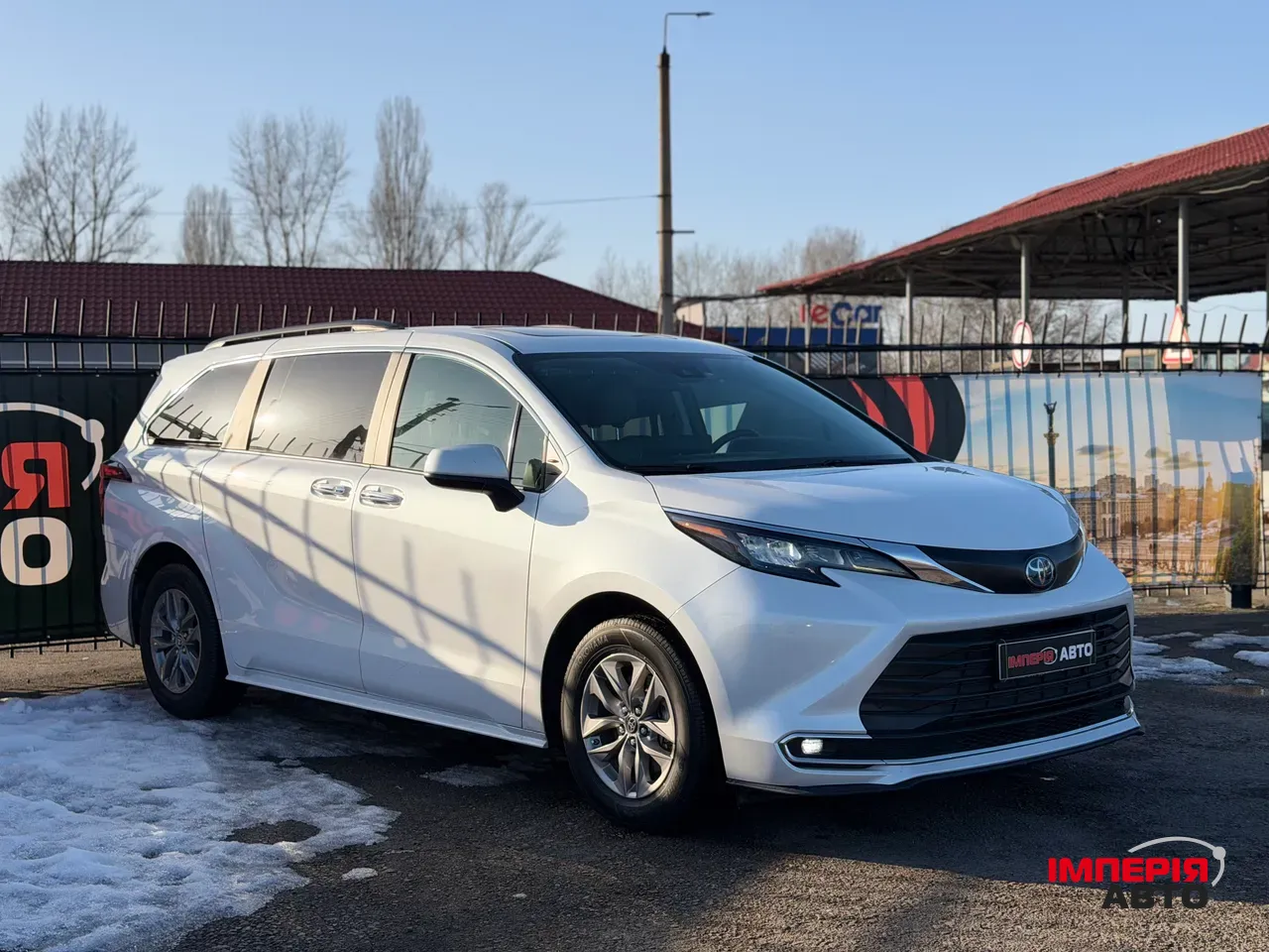 Toyota Sienna - фото 1