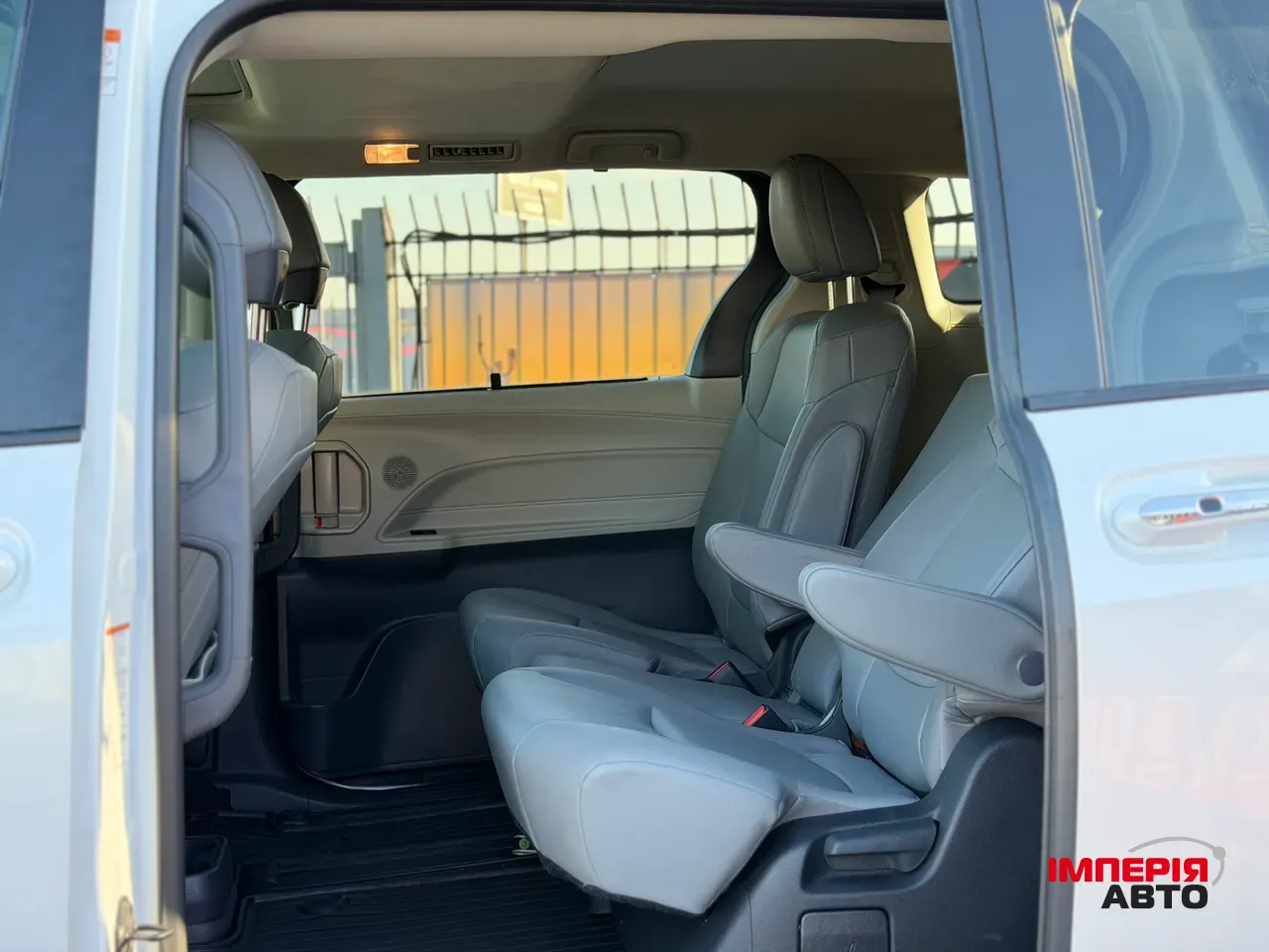 Toyota Sienna - фото 12