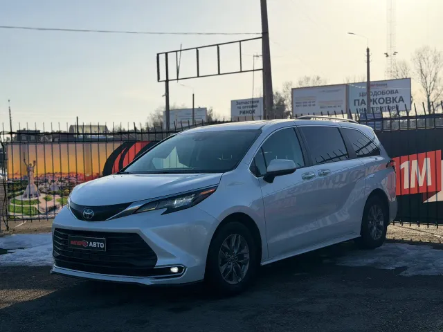 Toyota Sienna - фото 2