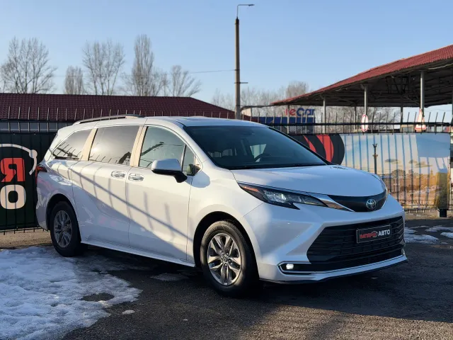 Toyota Sienna - фото 1