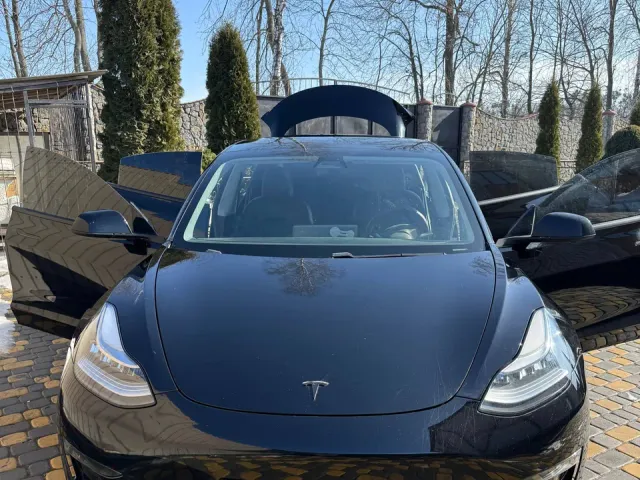 Tesla Model 3 - фото 1